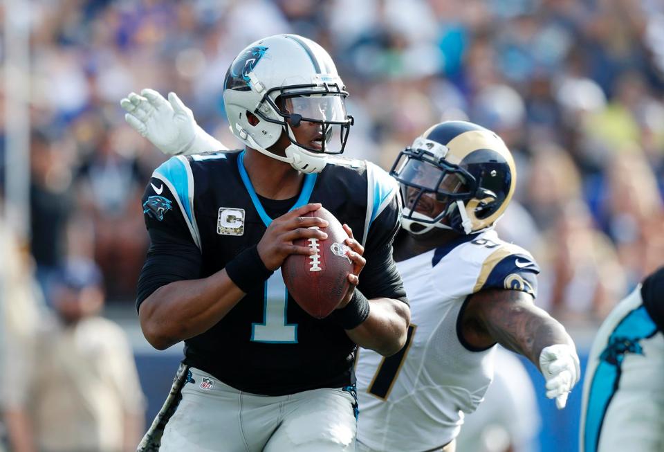 QB Newton recibió 5 capturas en la victoria