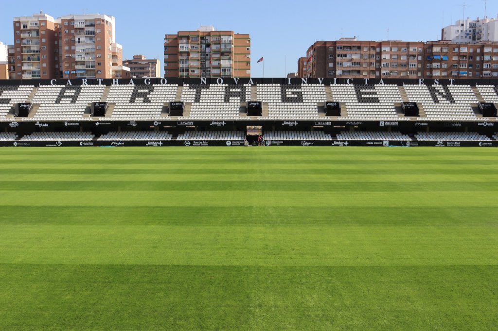 Foto del estadio con las nuevas vallas publicitarias. Imagen vía: @FCCartagena_efs