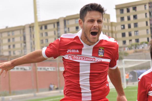 Celebración del gol de la salvación en Las Palmas. Imagen vía: http://www.cartagenaactualidad.com/2015/05/gol-de-la-salvacion-de-carlos-martinez-que-pasa-de-villano-a-heroe/