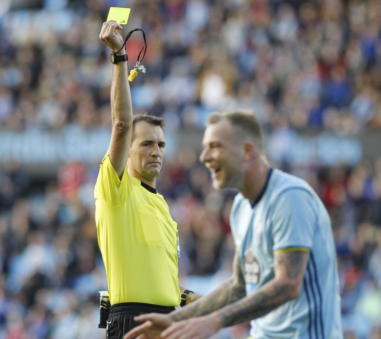 Clos Gómez enseña tarjeta amarilla a John Guidetti por "tirarse" en el área (www.farodevigo.es)