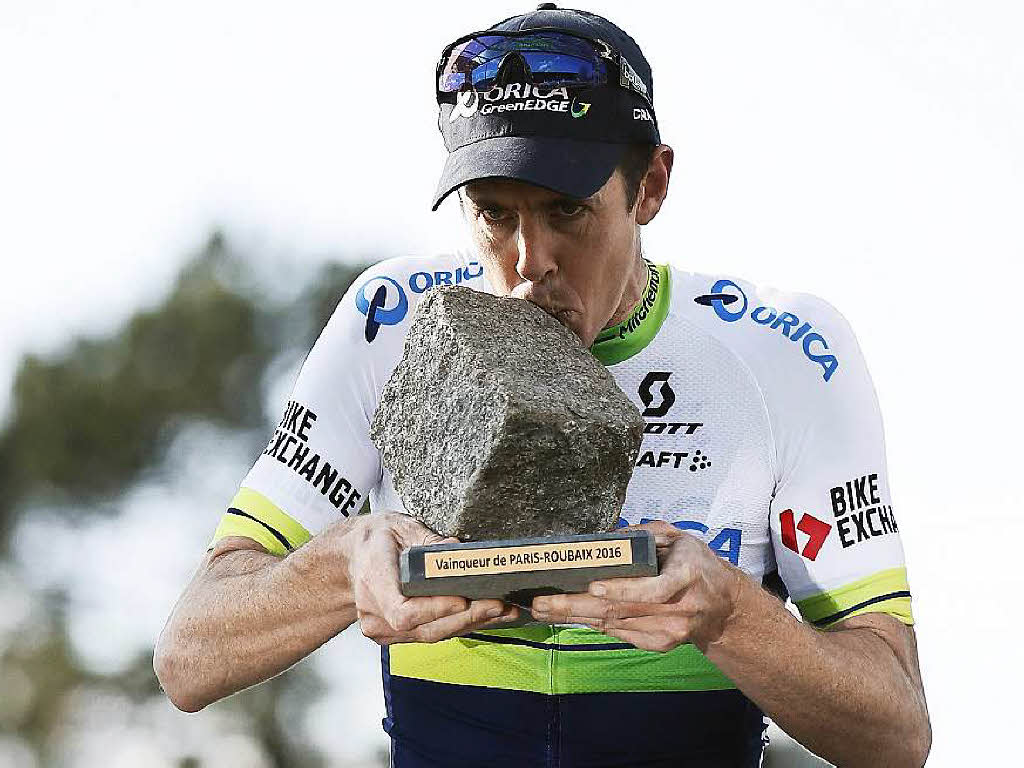Mathew Hayman con el adoquín que le acredita como ganador de Paris-Roubaix. Fuente: badische-zeitung.de