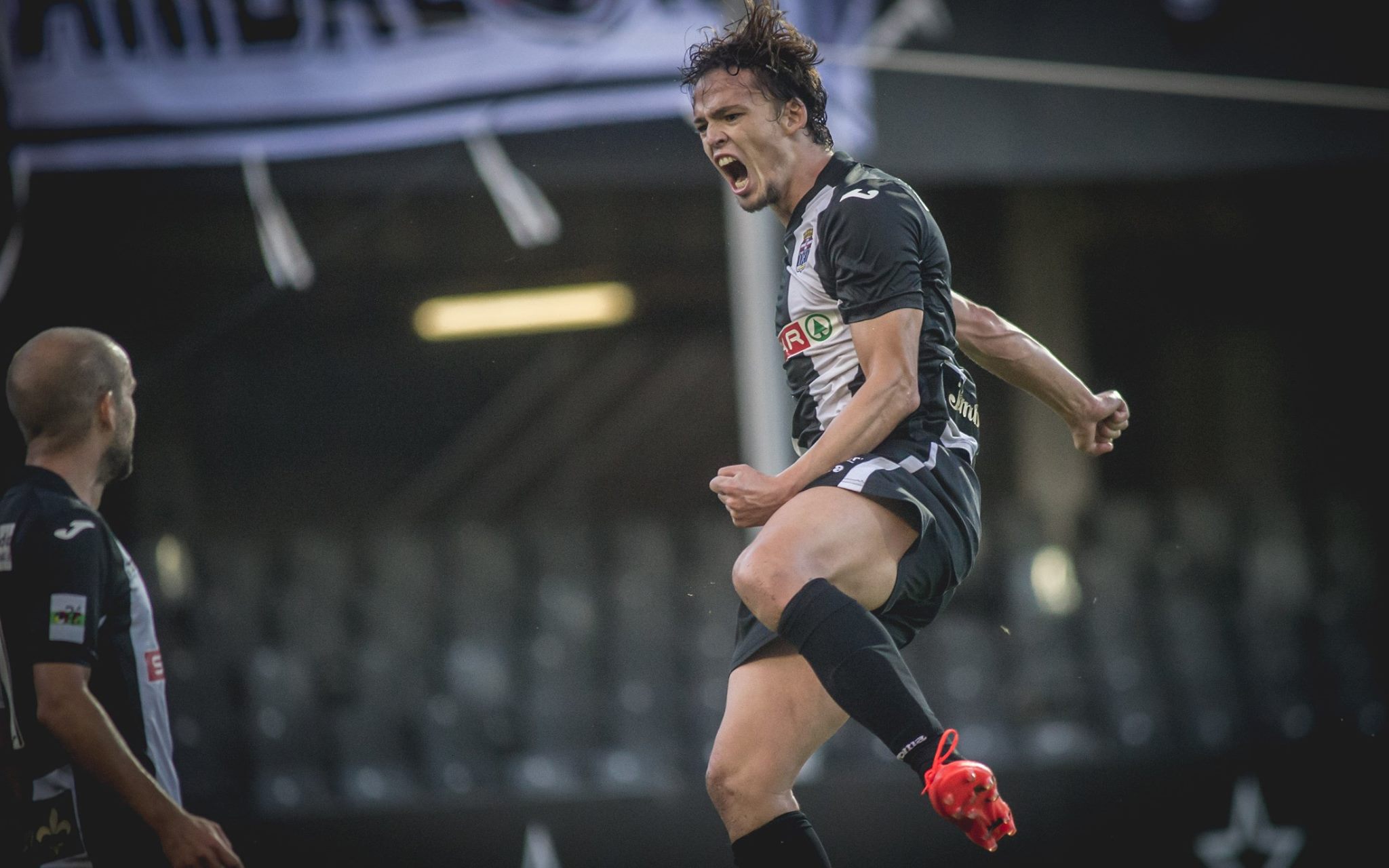 Chus Hevia celebrando un gol. Imagen vía: @FCCartagena_efs