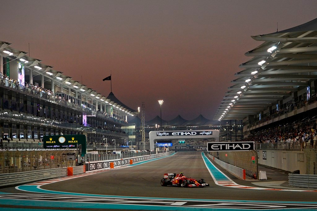 La tarde-noche de Abu Dabhi fue el escenario de los FP1. El domingo solo habrá noche y arena´. Foto vía motores.com