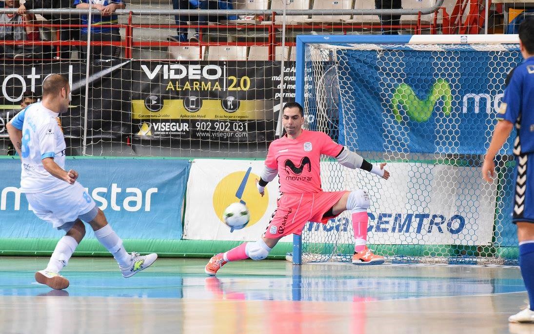 Dani Salgado lanza desde los diez metros ante Jesús Herrero. Foto vía Sandra Santiago (Movistar Inter)