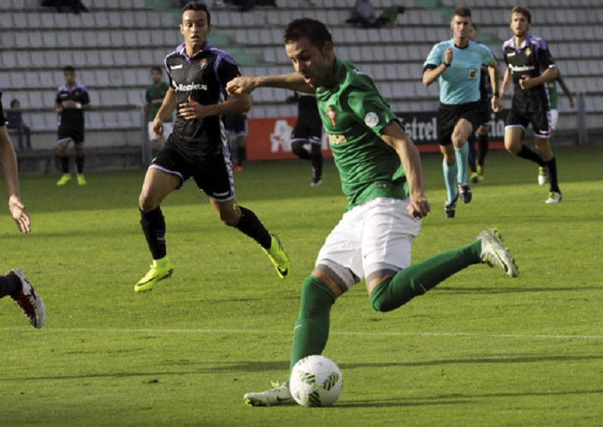 Racing Club Ferrol-Real Valladolid Club de Fútbol B
11ª jornada, Segunda División B, grupo 1, de fútbol
A Malata
Jorge Meis (29-10-2016)
TEXTO: Joselu se dispone a golpear la pelota ante la presencia de un rival