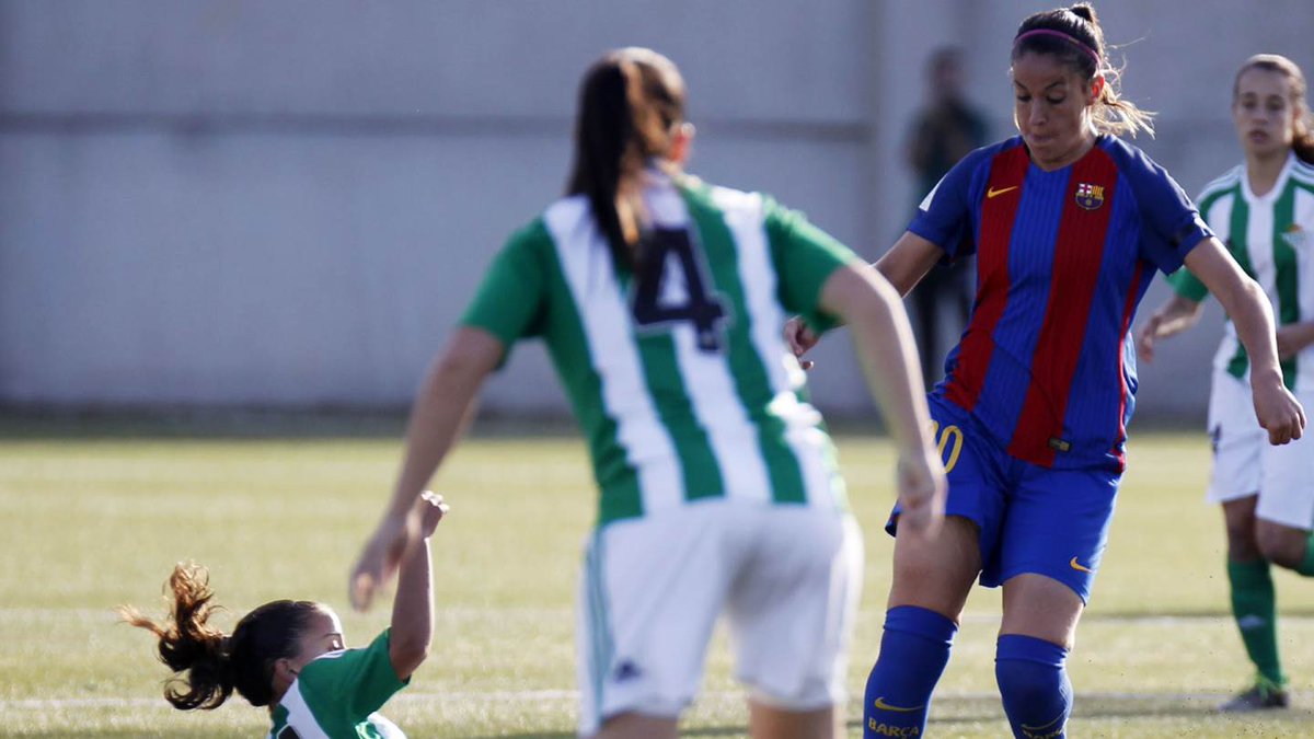 Olga García en una jugada que defiende Paulita (Imagen vía: https://twitter.com/FCBfemeni/media).