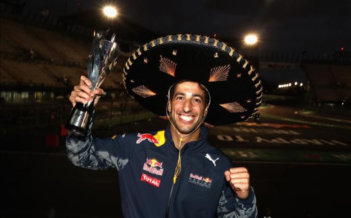Sonrisa con sabor a Tequila pero sin "shoey". Daniel Ricciardo celebra el puesto 3 al final del día/ Foto vía http://estaticos.sport.es
