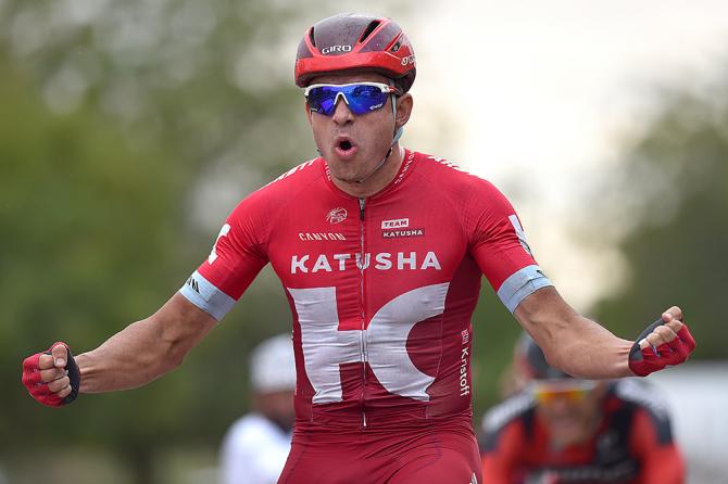 Kristoff alzando los brazos en Omán. Fuente: cyclingnews.com