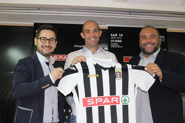 Alberto Monteagudo, acompañado de Paco Belmonte (izquierda) y Manuel Sánchez Breis (derecha). Imagen vía: www.futbolclubcartagena.com