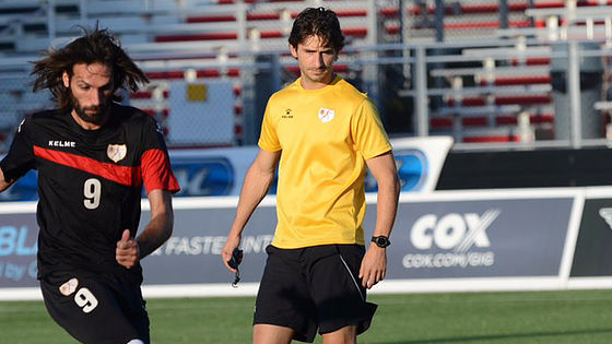 Gerard Nus dirigiendo el entrenamiento del Rayo OKC junto a Samaras.