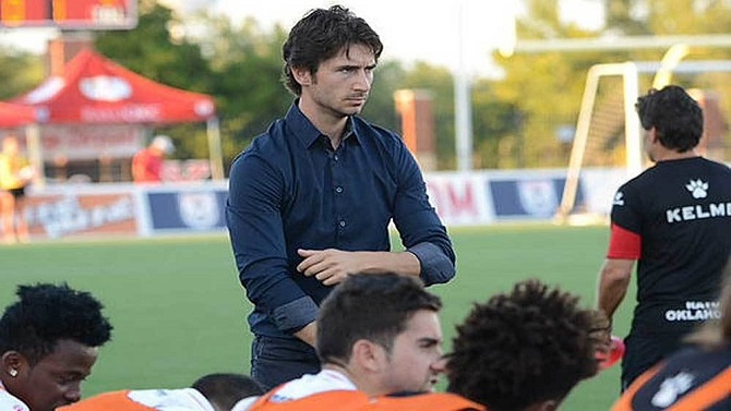 Gerard Nus dirigiendo un partido en el Rayo OKC. / Imagen vía: Gerard Nus Web