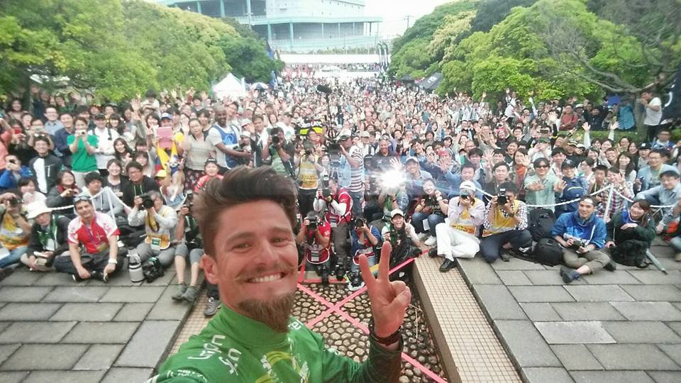 Óscar Pujol con Japón a sus pies. Foto vía @oscarpujol