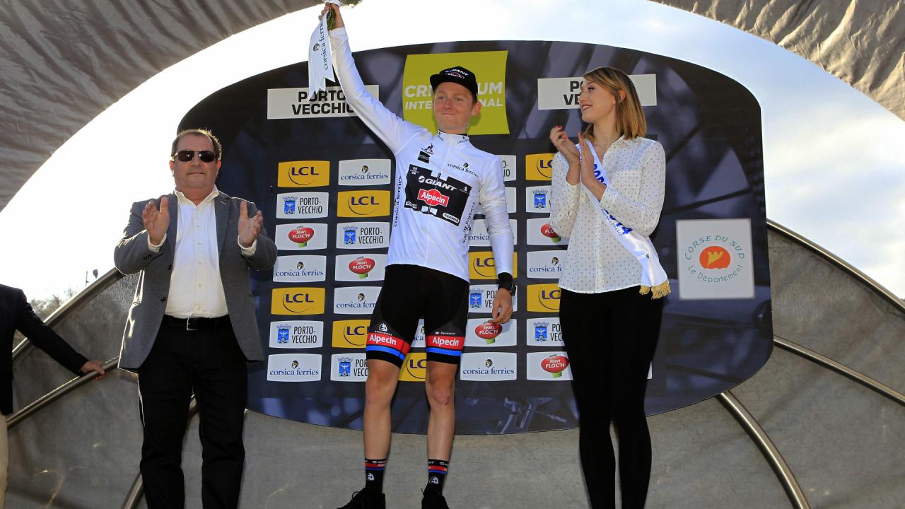 Sam Oomen con el maillot blanco de mejor joven en el Criterium Internacional. Fuente: nu.nl