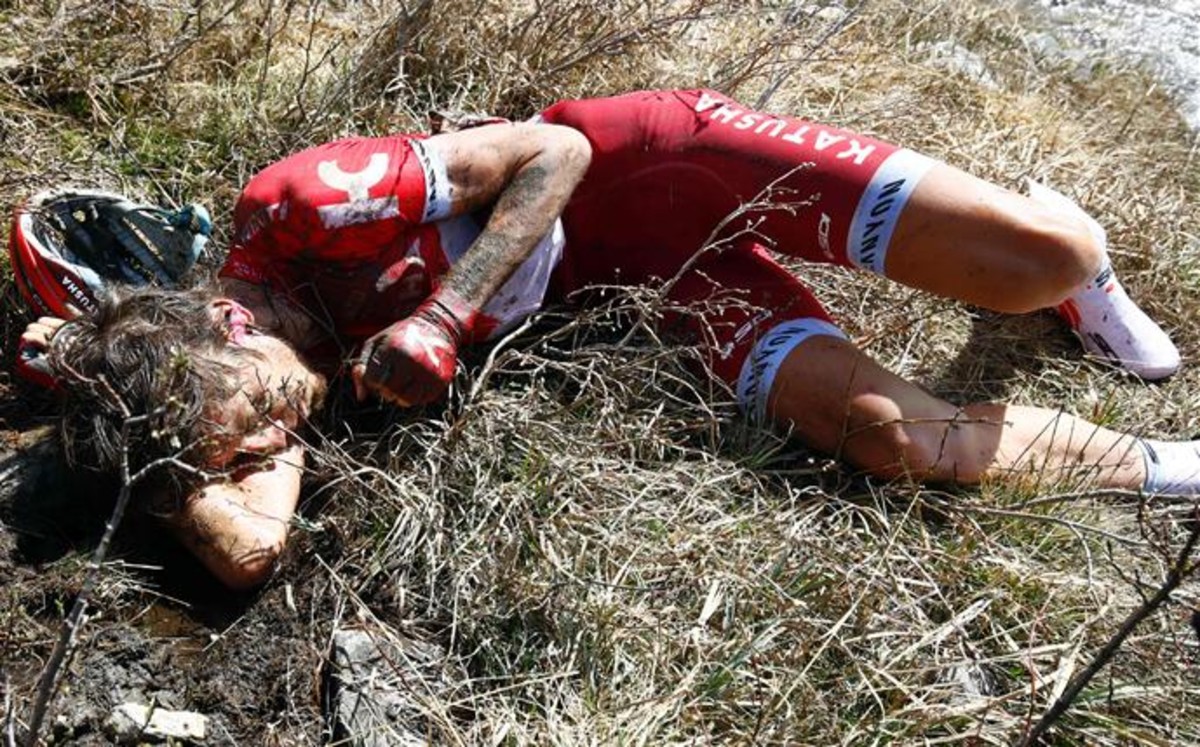 Zakarin en el suelo tras caerse en el Giro. Fuente: sport.es