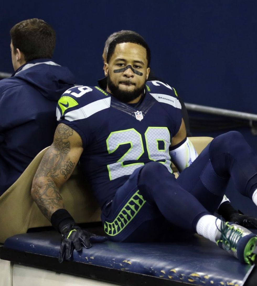 Earl Thomas abandonando el terreno de juego, vía BC Democrat