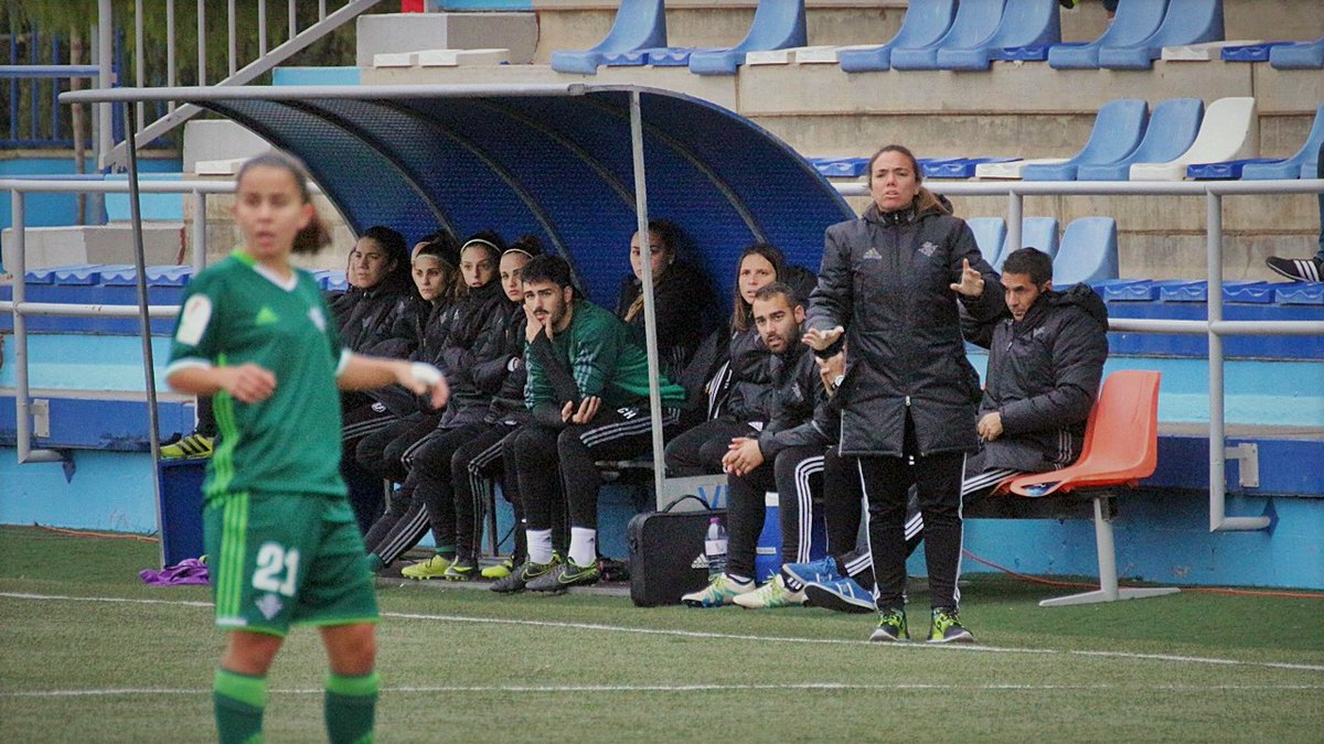 María Pry desde el banquillo en el Pedro Sancho (Imagen vía: https://twitter.com/RealBetisFem/media)