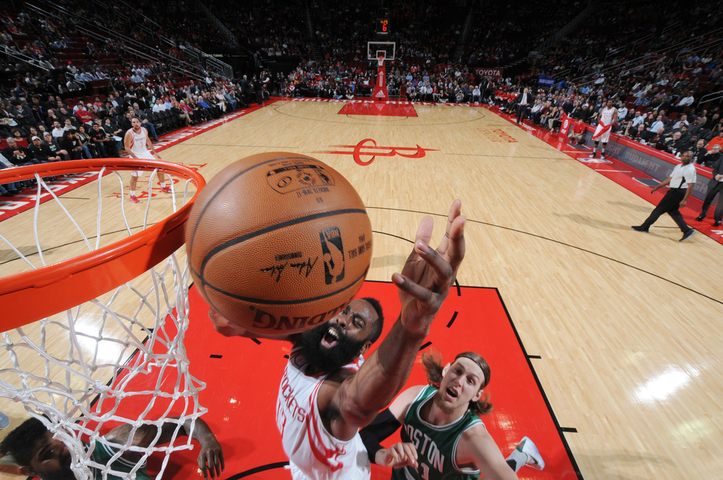 Harden lideró a los suyos desde el inicio. (Photo by Bill Baptist/NBAE via Getty Images)
