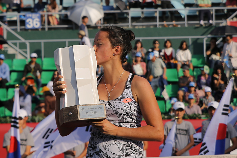 Lara Arruabarrena besando el trofeo conseguido en Seúl (koreaopentennis.com)