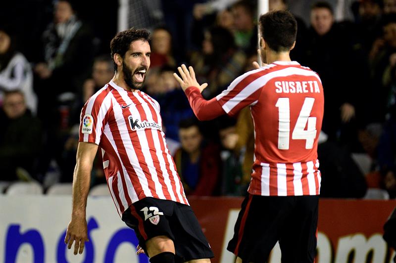 Raúl García celebra uno de sus goles