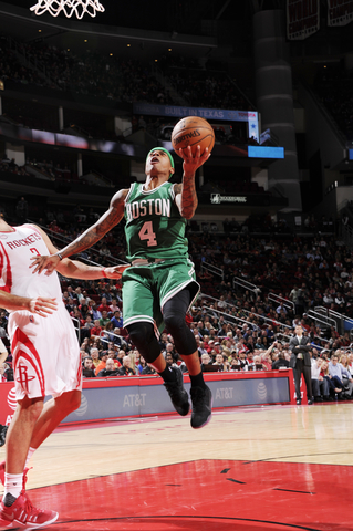 Isaiah Thomas buscó siempre romper la defensa tjana con sus penetraciones. (Photo by Bill Baptist/NBAE via Getty Images)