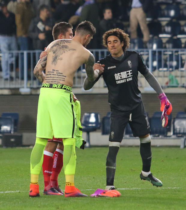 Boyko y Ochoa saludándose al finalizar el partido: Foto: La Opinión de Málaga.