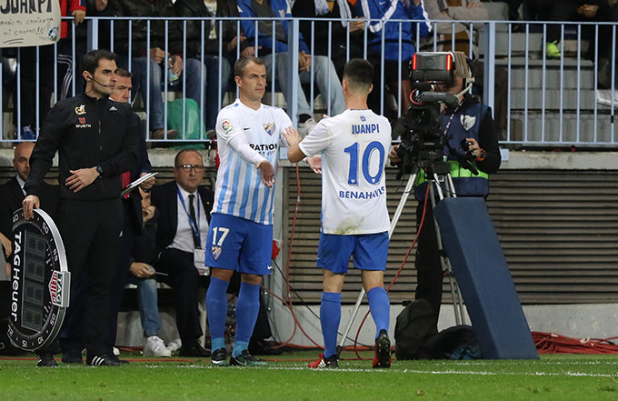 Cambio de Juanpi por ´Duda. Foto Diario Sur.