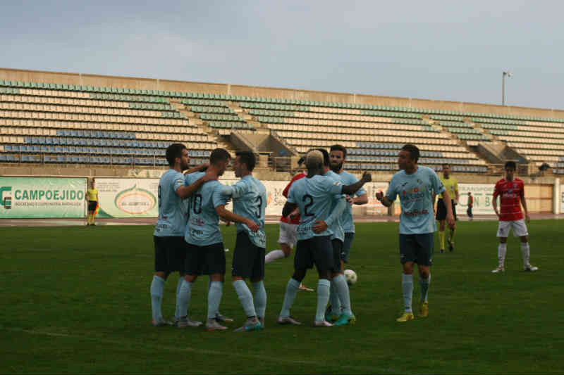 Imagen del partido entre El Ejido y La Roda. Imagen vía: http://www.clubdeportivoelejido.com/indignacion-celeste/#