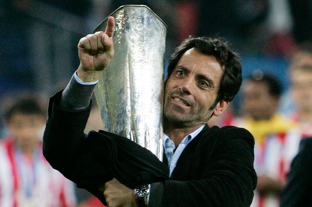 Quique Sánchez Flores con la Europa League conseguida con el Atlético wwwfalso9sports.com