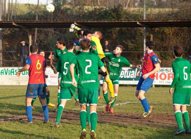 Aitor, portero del Covadonga, despeja de puños un saque de esquina