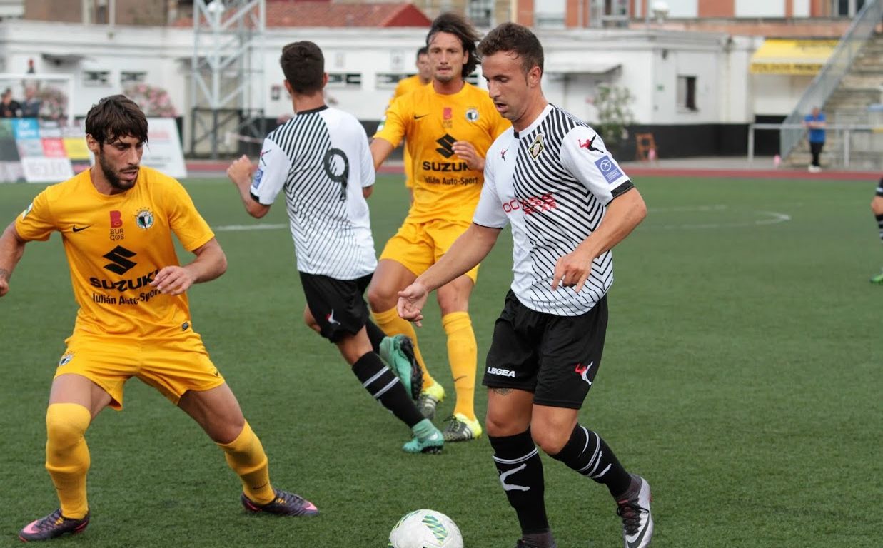 Iván Fernández conduce el balón ante un jugador del Burgos CF en el encuentro de 1ª ronda de Copa del Rey