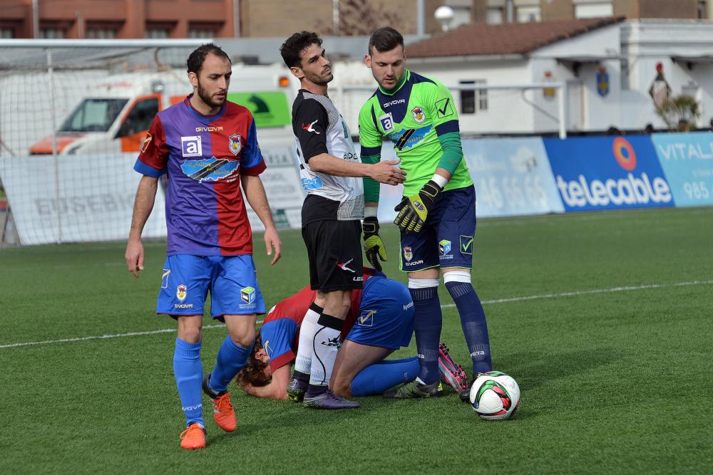 Annunziata junto a Adrián Torre y Pablo Acebal, jugadores del Unión Popular de Langreo