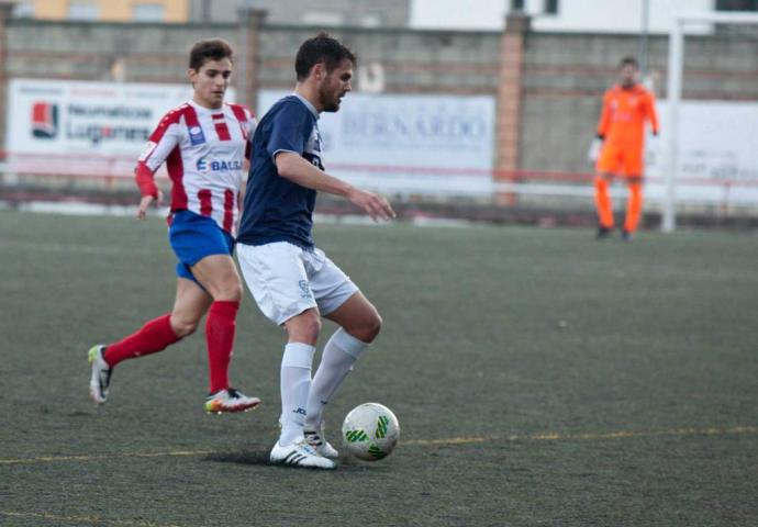 Pablo Hernández, del Marino, controla un balón ante Meana, del L'Entregu