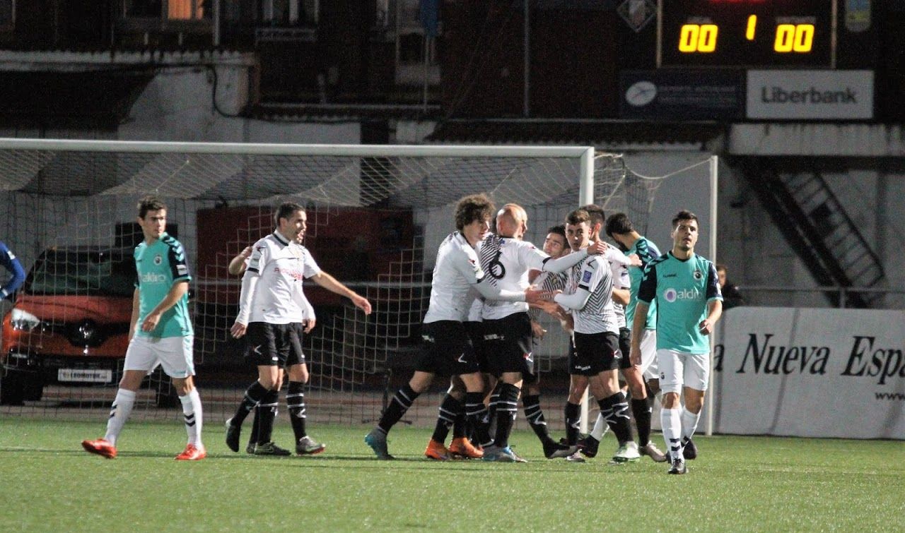 Los jugadores del Caudal celebran un tanto frente al Racing de Santander