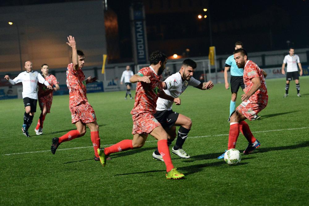 Braulio intenta conducir el cuero ante varios jugadores del Guijuelo