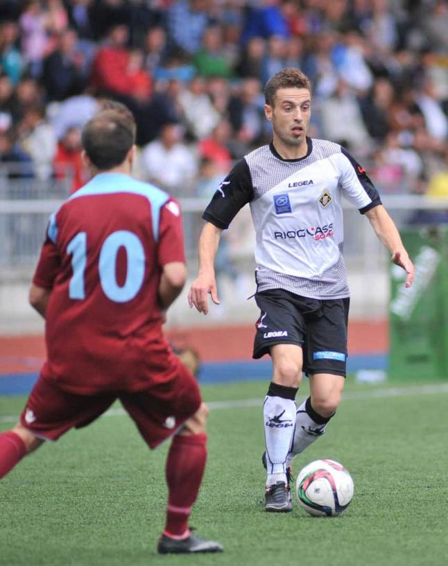 Cristian conduce un balón ante Aimar, del Haro, en el encuentro que supuso el ascenso del Caudal