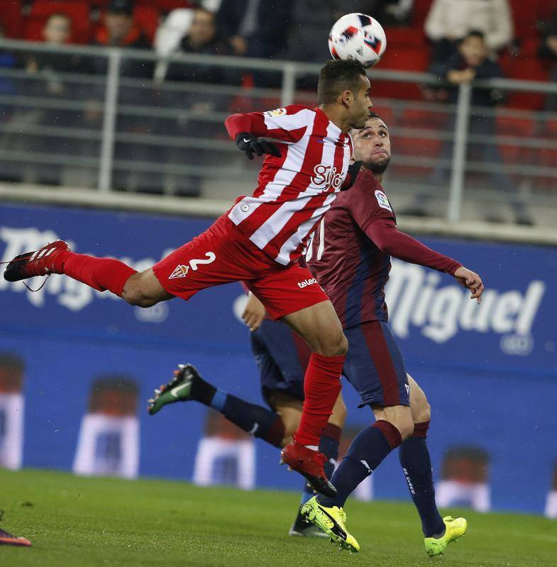 Douglas, del Sporting, pugna un balón de cabeza con Rubén Peña del Eibar