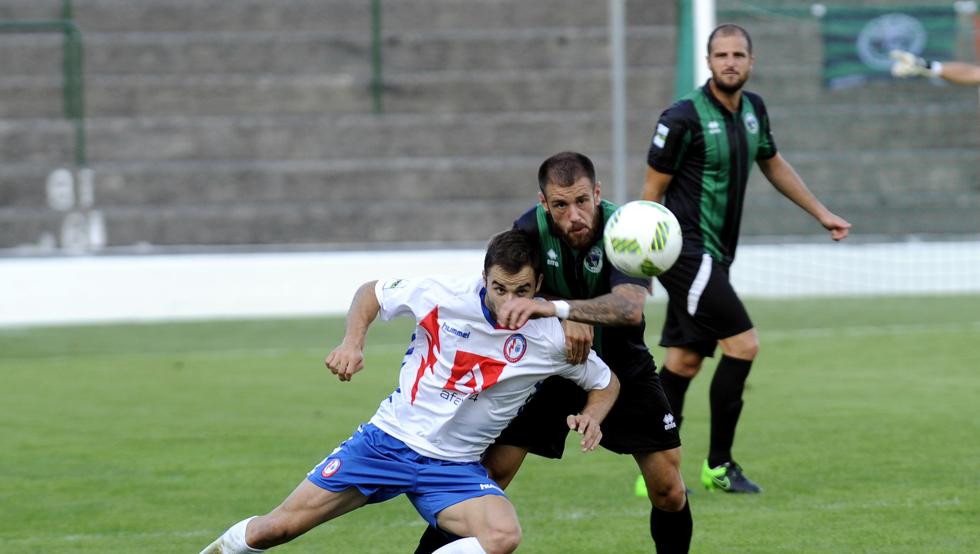 Lance de juego entre Sestao y Rayo Majadahonda