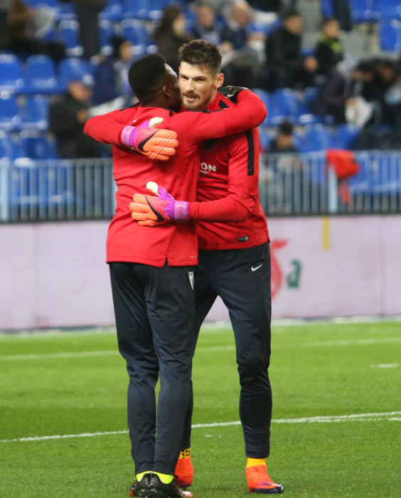 Kameni y Boyko abrasándose antes del partido. Foto: La Opinión de Málaga