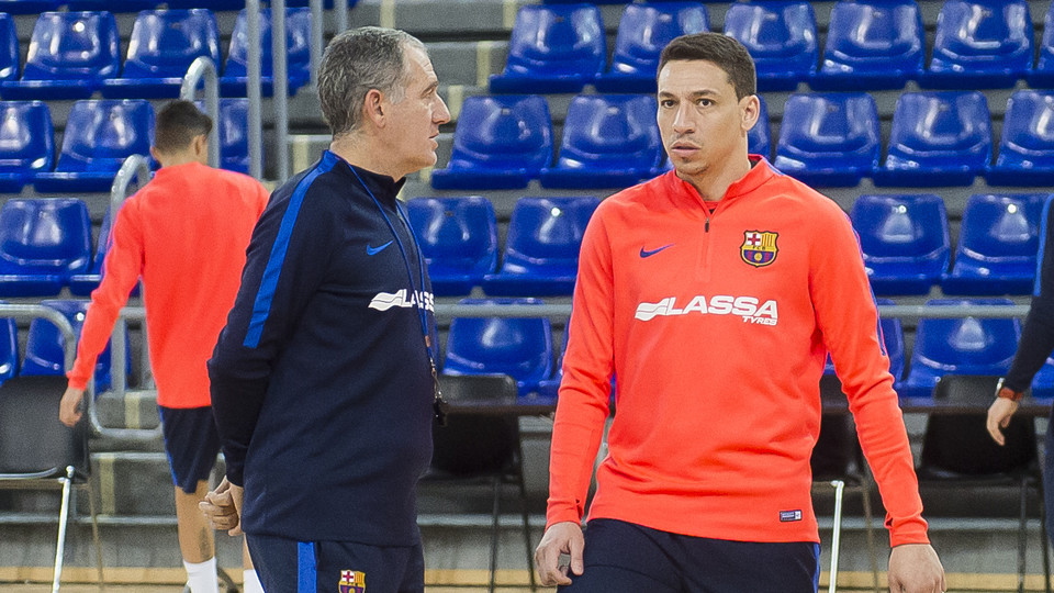 Andreu Plaza dando instrucciones a Rómulo durante un entrenamiento