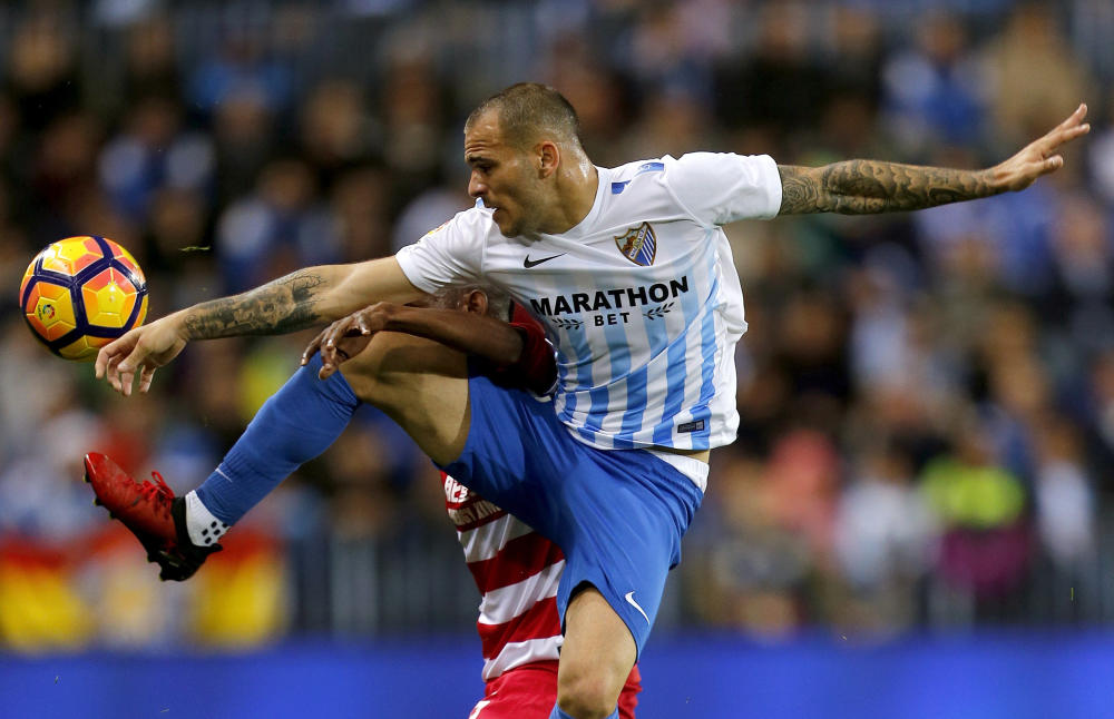 Sandro en un remate. Foto: La Opinión de Málaga.