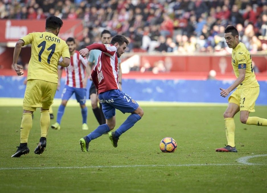 Moi Gómez intenta regatear a Bruno Soriano en la frontal del área