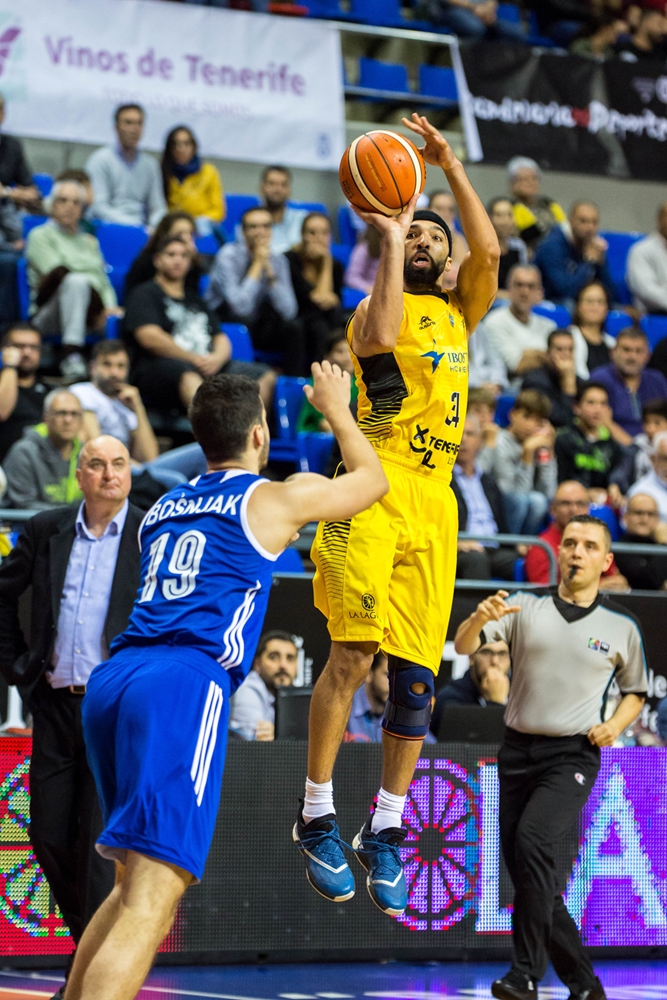 White infalible desde el perímetro imagen vía: basketballcl.com