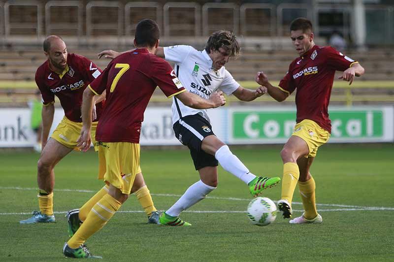 Prosi intenta recuperar un balón ante los caudalistas Roni, Richard y Jaime en el partido de la primera vuelta