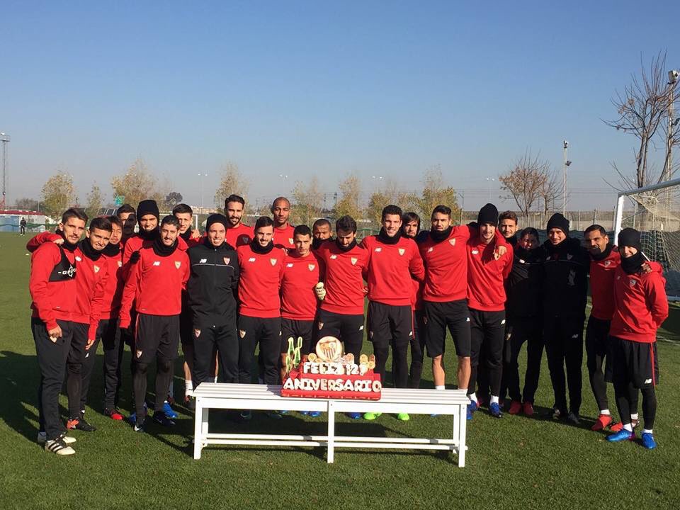 Todos, antes de empezar el entrenamiento, se han fotografiado con ella y han soplado las velas que estaban colocadas sobre la tarta.