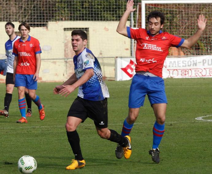 Kike Fanjul (CD Tuilla) conduce ante Guille Barquero (Ceares)