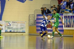 Rafa Usín se lleva un balón ante Fernández