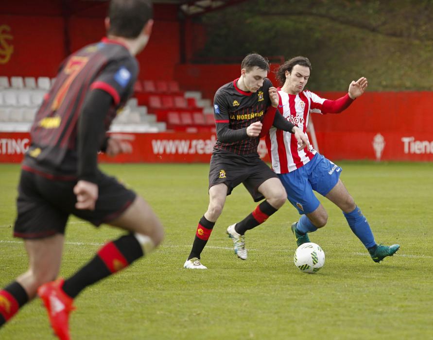 Pelayo Suárez (Sporting 'B') y Fassani (Condal) pugnan por un balón
