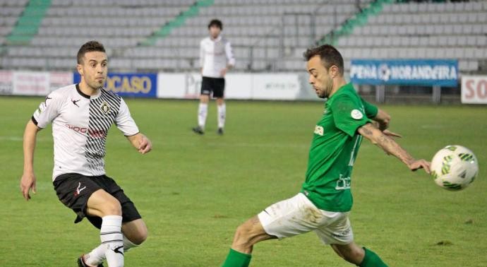Instante del encuentro disputado el pasado domingo en A Malata entre Racing de Ferrol y Caudal Deportivo