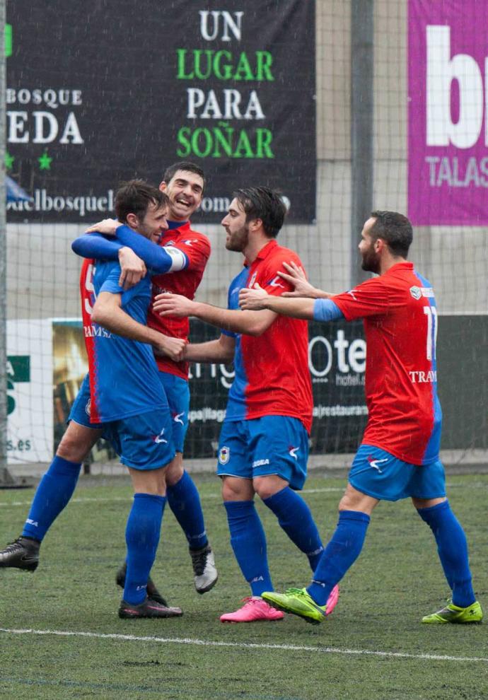Jugadores del Langreo celebran el gol de Álvaro Cuello en el partido del pasado domingo