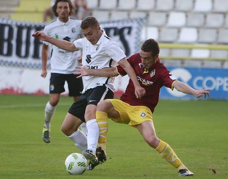 Jaime pugna con un jugador del Burgos en el encuentro entre ambos en la primera vuelta